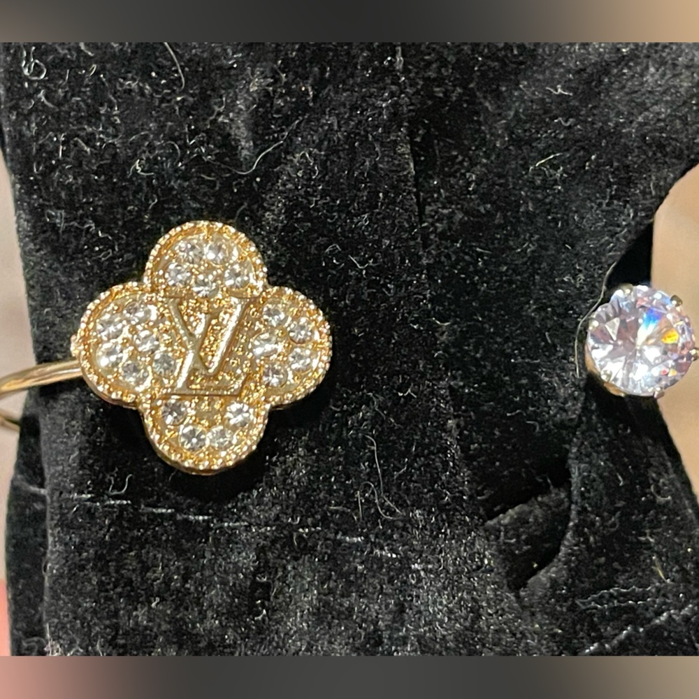 monogram bracelet to match your bag or purse so pretty! 💎🔥
